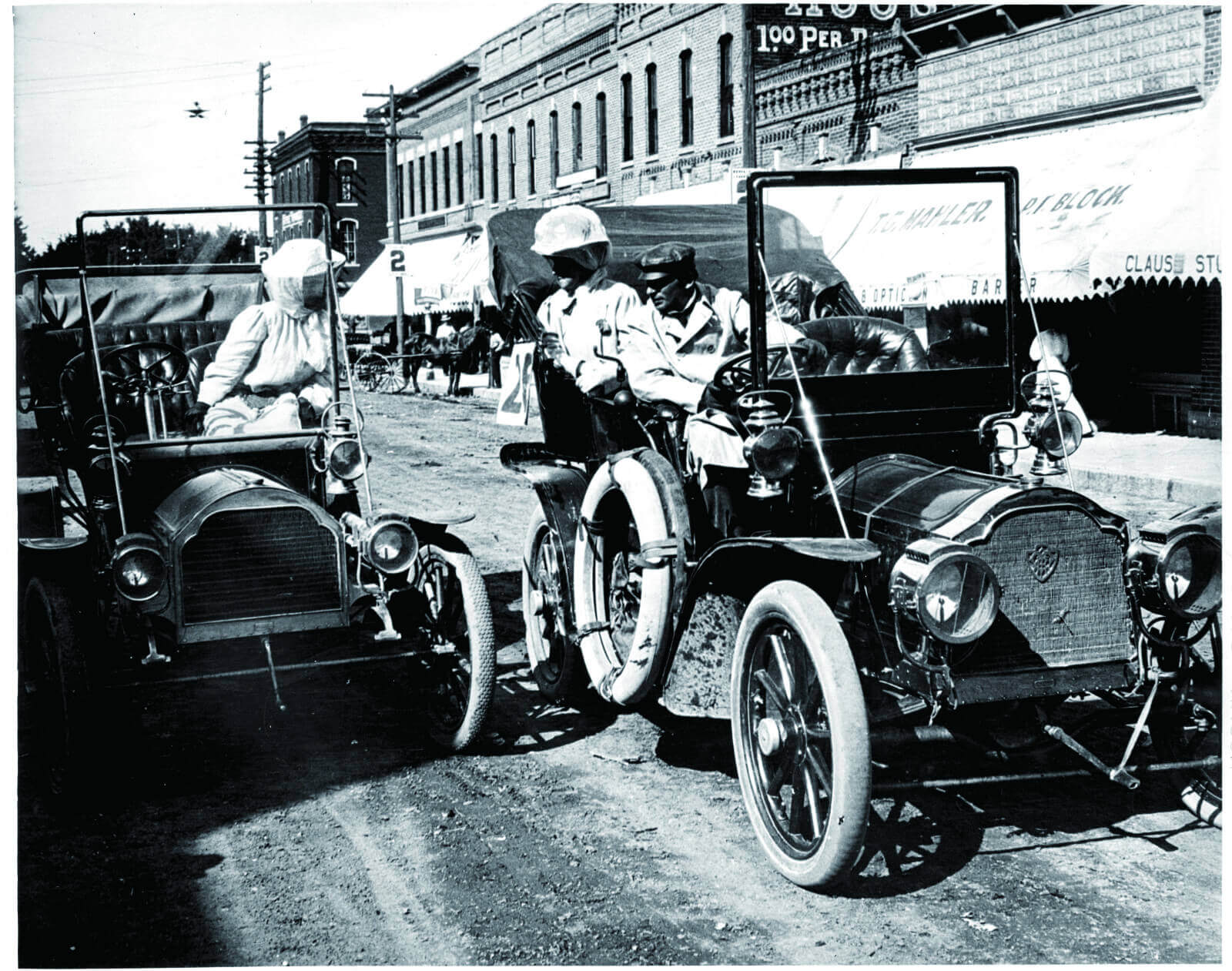 1900年代，引人注目的第一代女司机出现在街头