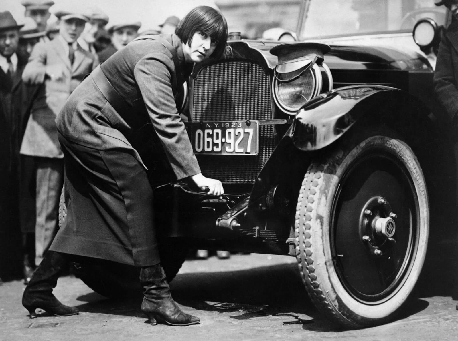 1923年，正在摇车的Maude Odell女士，她是纽约最早的女出租车司机之一