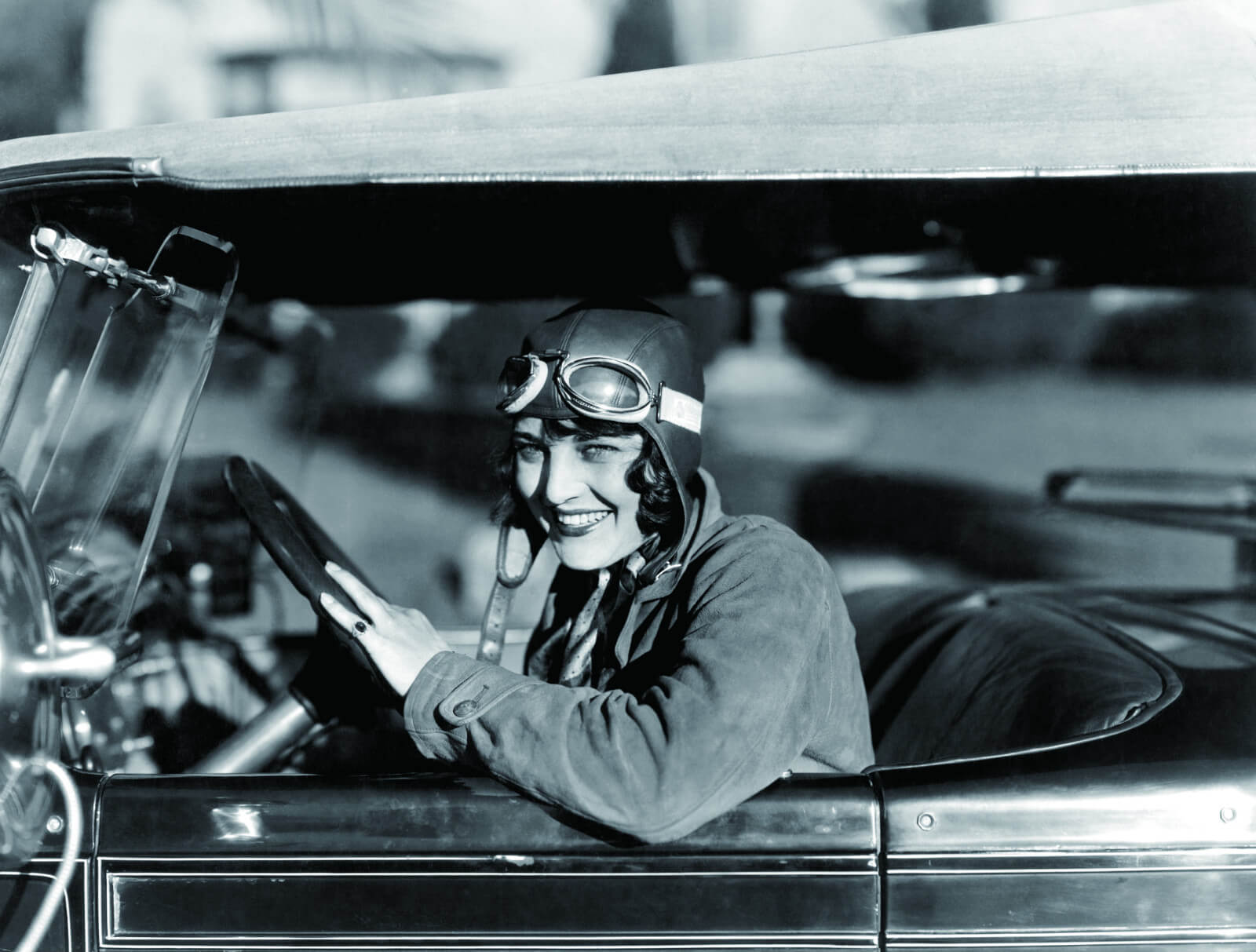 20世纪初美国知名女飞行家兼演员鲁思·艾德在自己的新车上