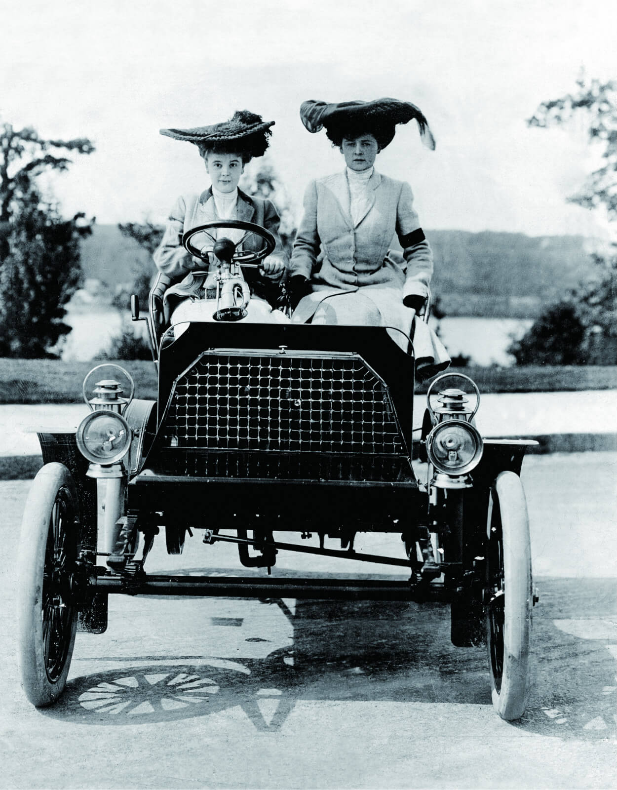 1905年，一位德国公主正在学习驾驶