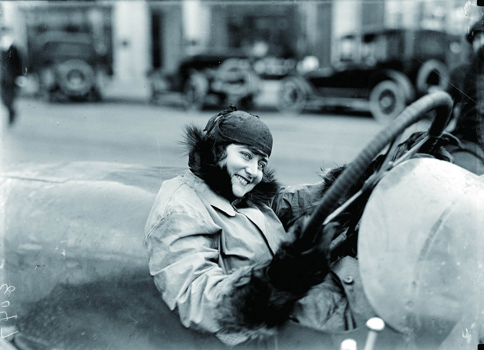 1915年，美国女车手艾莉诺·布莱温斯跟自己的座驾在一起