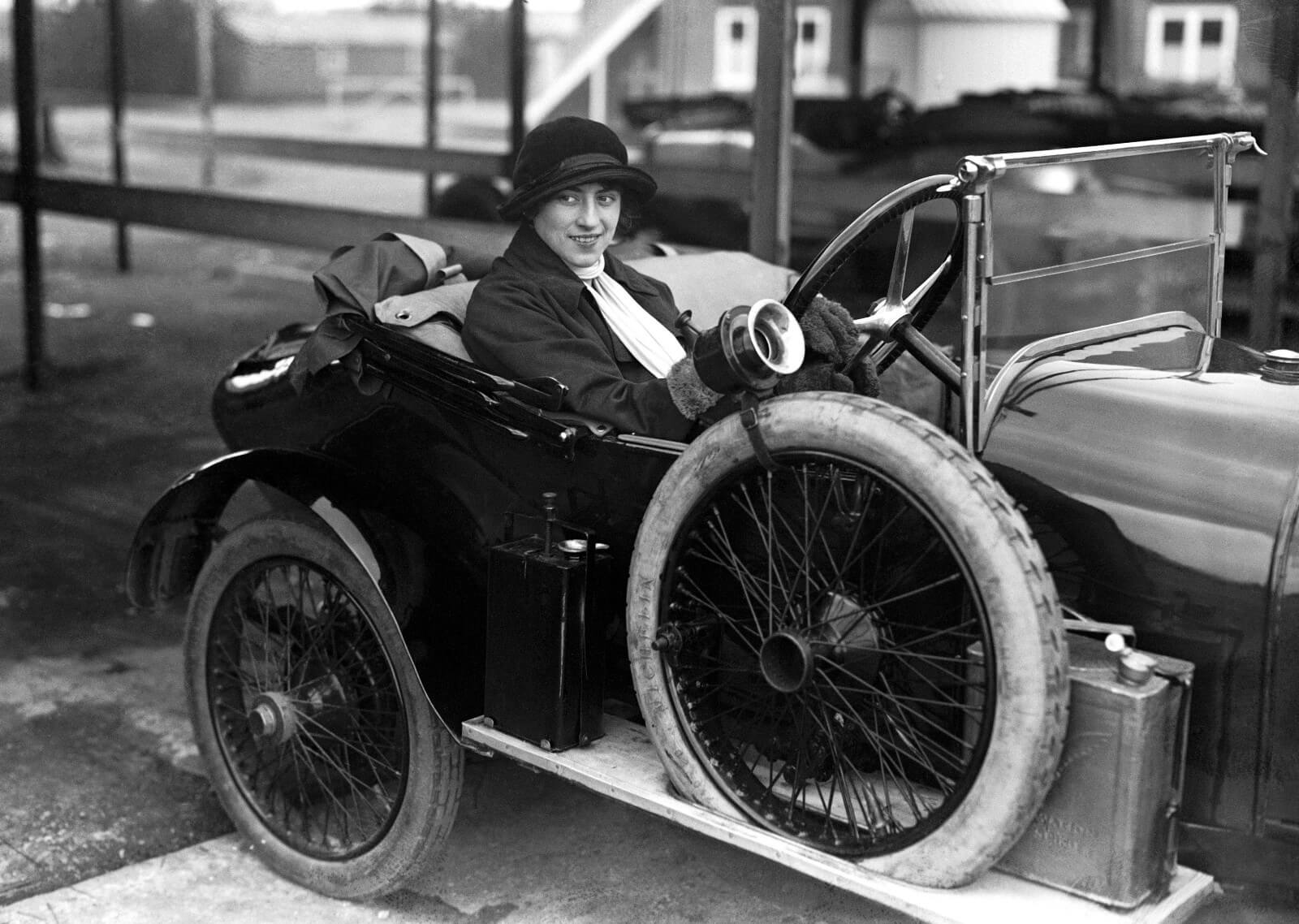 1930年，维奥莱特·科德里（Violet Cordery）。她是最早一批在布鲁克兰兹赛道尝试赛车的女性，是历史上第一位授予杜瓦奖杯的女性。1927年，她驾驶Invicta汽车在5个月内环游世界，以24.6英里/时的平均速度行驶10266英里。