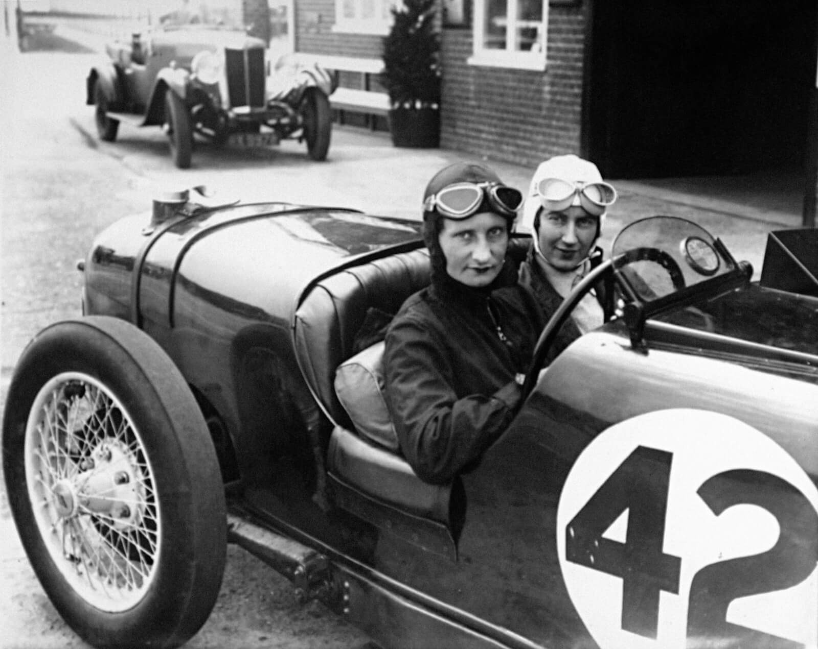 1932年，女赛车手Elsie Wisdom和Joan Richmond。