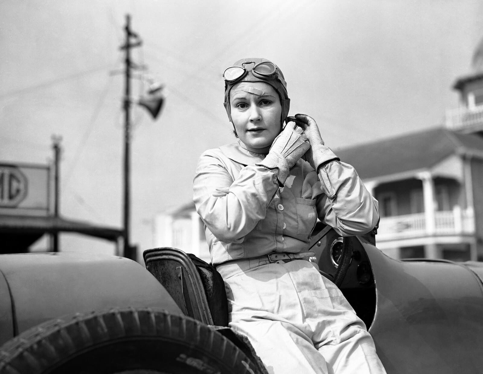 1938年3月，自去年9月发生严重事故以来，重回赛道赛道的凯·佩里（Kay Petre）。