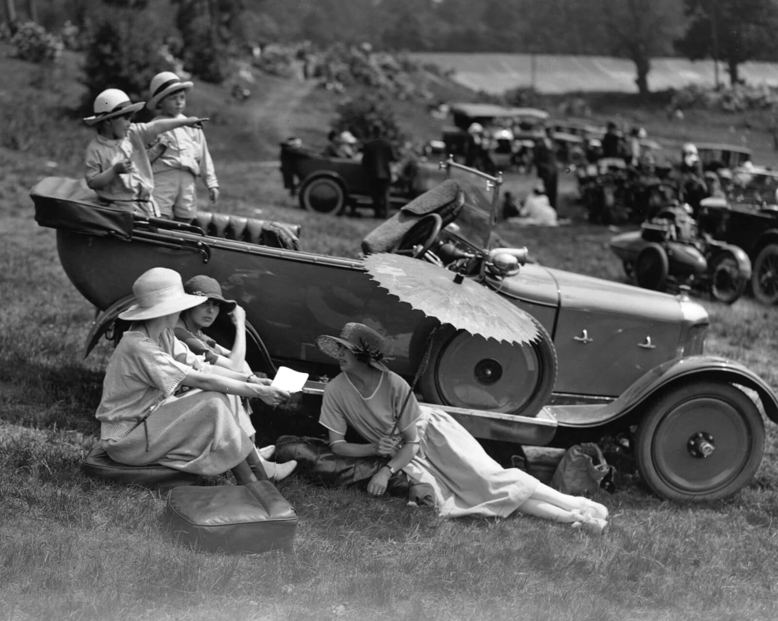 1922年6月，女性观众在赛场上边的阳光下放松