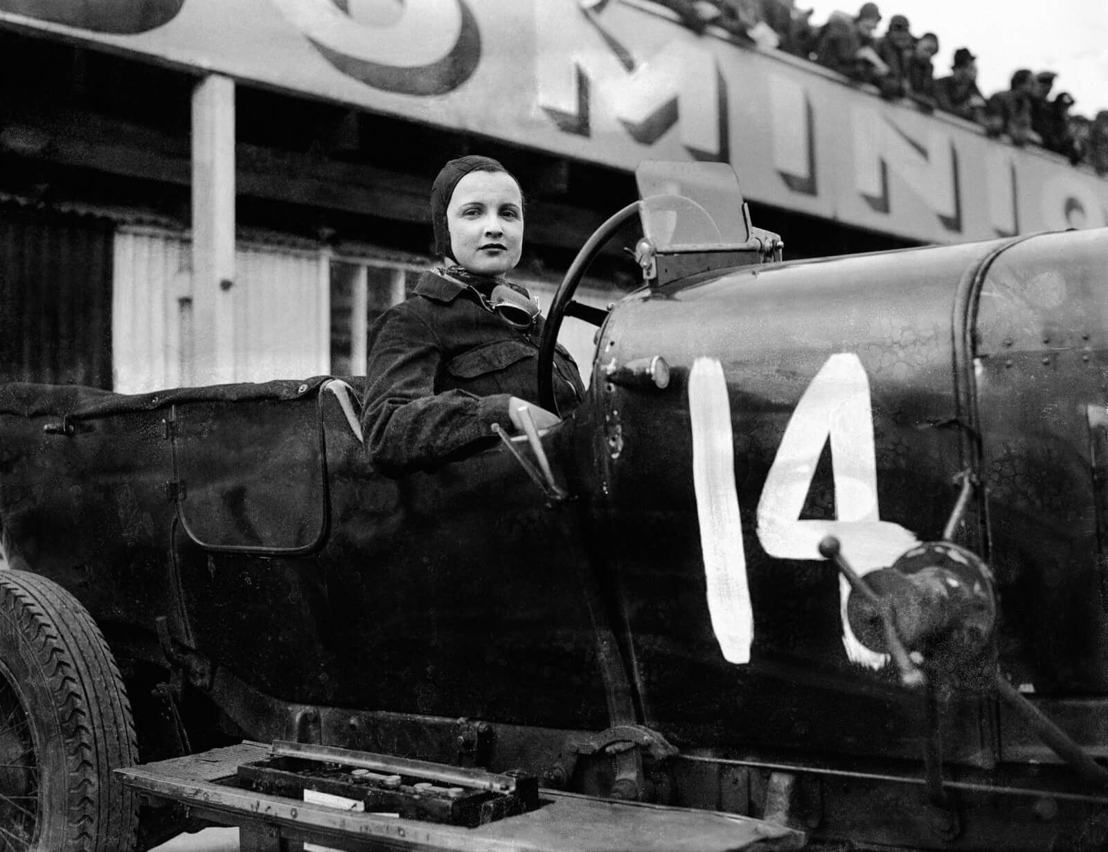 1930年3月，4英尺10英寸的凯·佩里（Kay Petre）正坐在一辆Delage中，她驾驭了这台拥有10.5升V12发动机的巨兽。