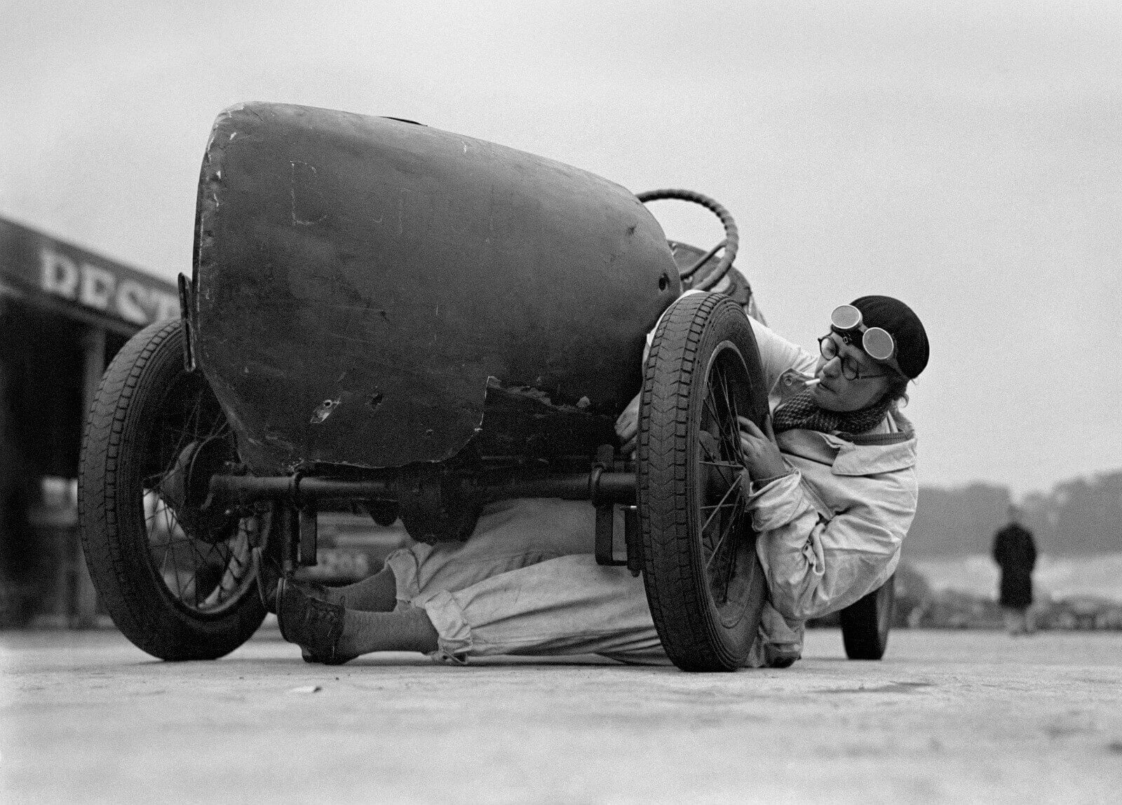 1931年7月，正在工作中的汽车修理工J.Alwynne女士。