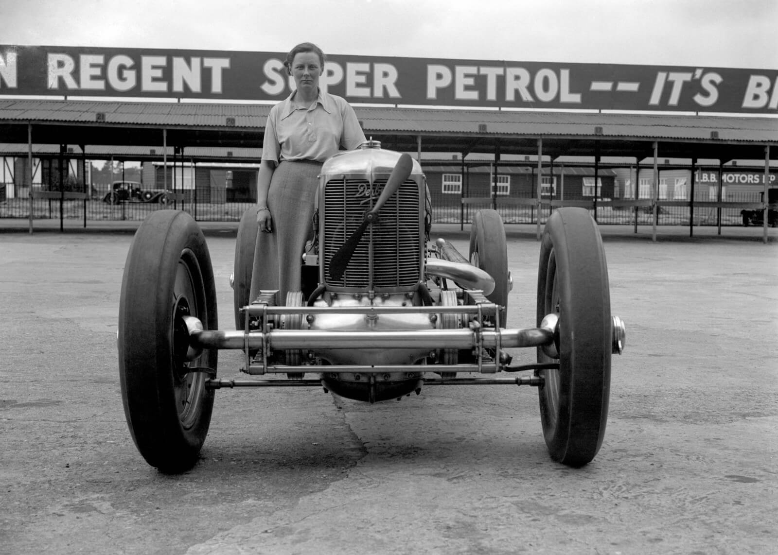 1935年，格温达·斯图尔特（Gwenda Stewart）与Derby-Miller赛车的合影，她曾驾驶这辆车创下众多速度纪录。1935年，她在布鲁克兰兹作出了135.67英里/时的平均时速记录。