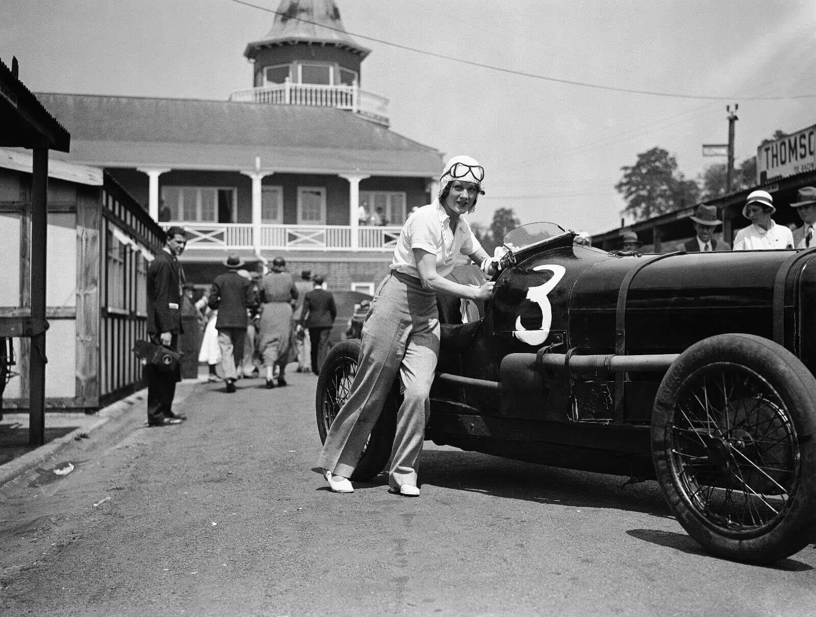1933年6月5日，一场布鲁克兰兹的活动中，帕迪·奈史密斯（Paddy Naismith）小姐正推着自己的车。