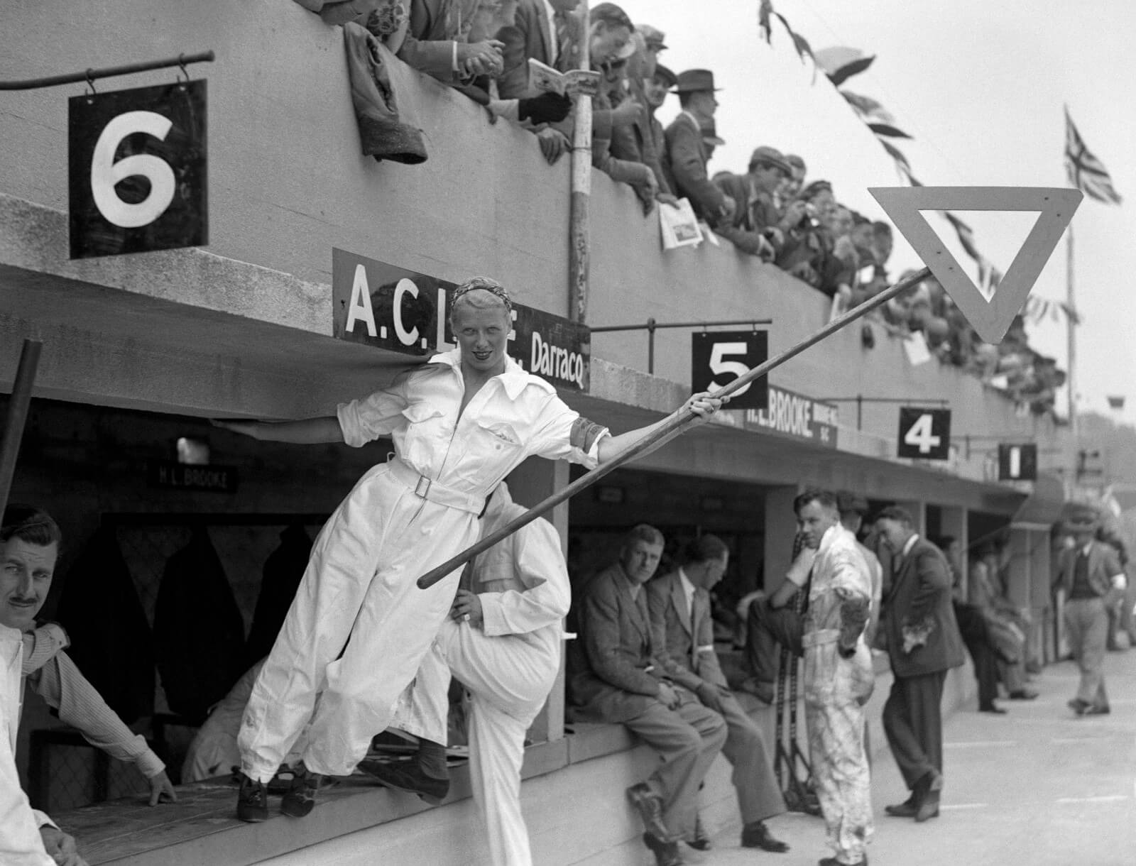 1938年8月，在布鲁克兰兹举行的JCC 200英里比赛里，车队成员Aclace女士在维修站向车手发出信号。