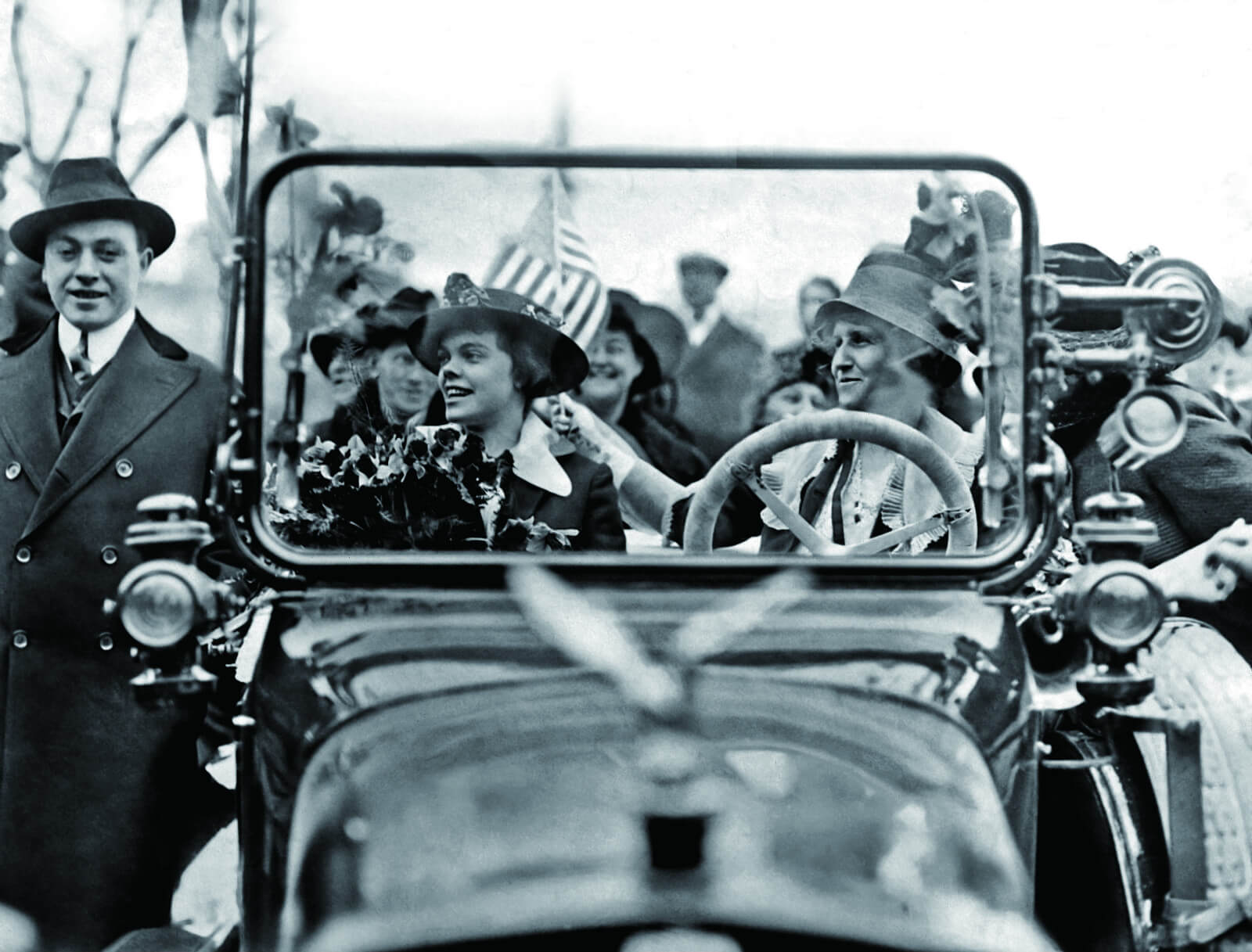1915年，两位女司机在众人的欢呼中开行在纽约街头