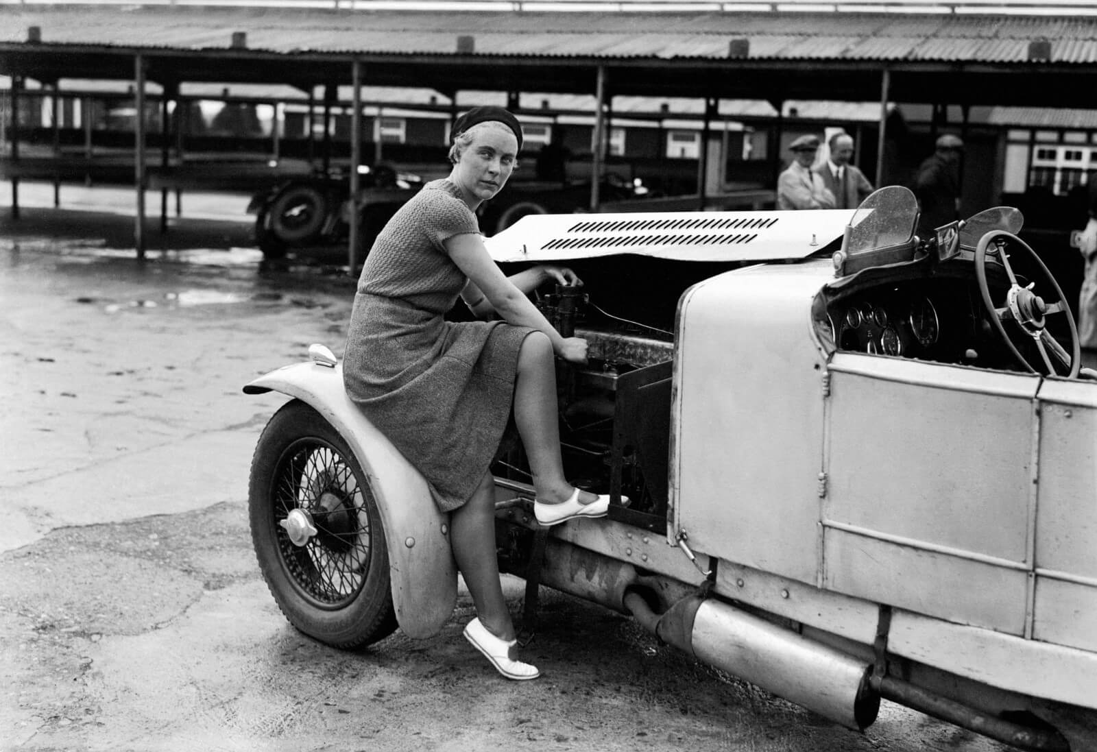1932年，凯蒂·布鲁内尔（Kitty Brunell）正在对她的AC Ace Sports进行调校，她常在布鲁克兰兹对她的车进行改装测试。她也是历史上唯一一名赢得英国赛车俱乐部拉力赛的唯一女性（1933年）。